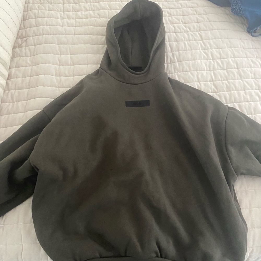 Fear of god essentials sweat suit. Ink color